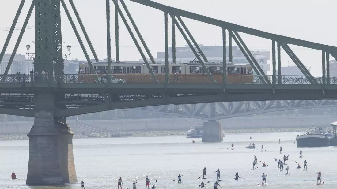 In Budapest ist das Schwimmen in der Donau punktuell möglich. (Archivbild) - Bild: Attila Volgyi/XinHua/dpa