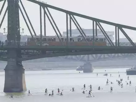 In Budapest ist das Schwimmen in der Donau punktuell möglich. (Archivbild) - Foto: Attila Volgyi/XinHua/dpa