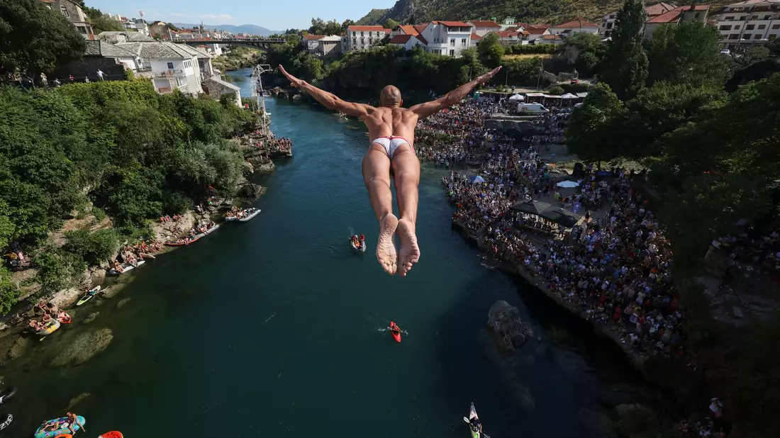Der Sprung von der Brücke Stari Most in Mostar ist nur etwas für Trainierte. (Archivbild) - Bild: Armin Durgut/AP/dpa