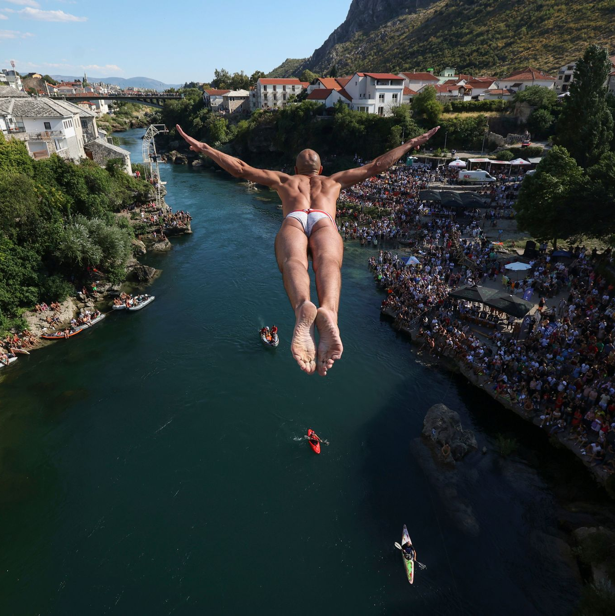 Der Sprung von der Brücke Stari Most in Mostar ist nur etwas für Trainierte. (Archivbild) - Foto: Armin Durgut/AP/dpa