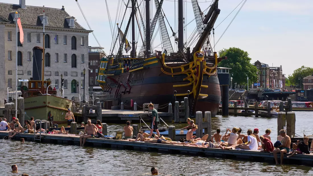 In Amsterdam ist das Schwimmen in den Gewässern mitten in der Stadt möglich. (Archivbild) - Bild: Peter Dejong/AP/dpa