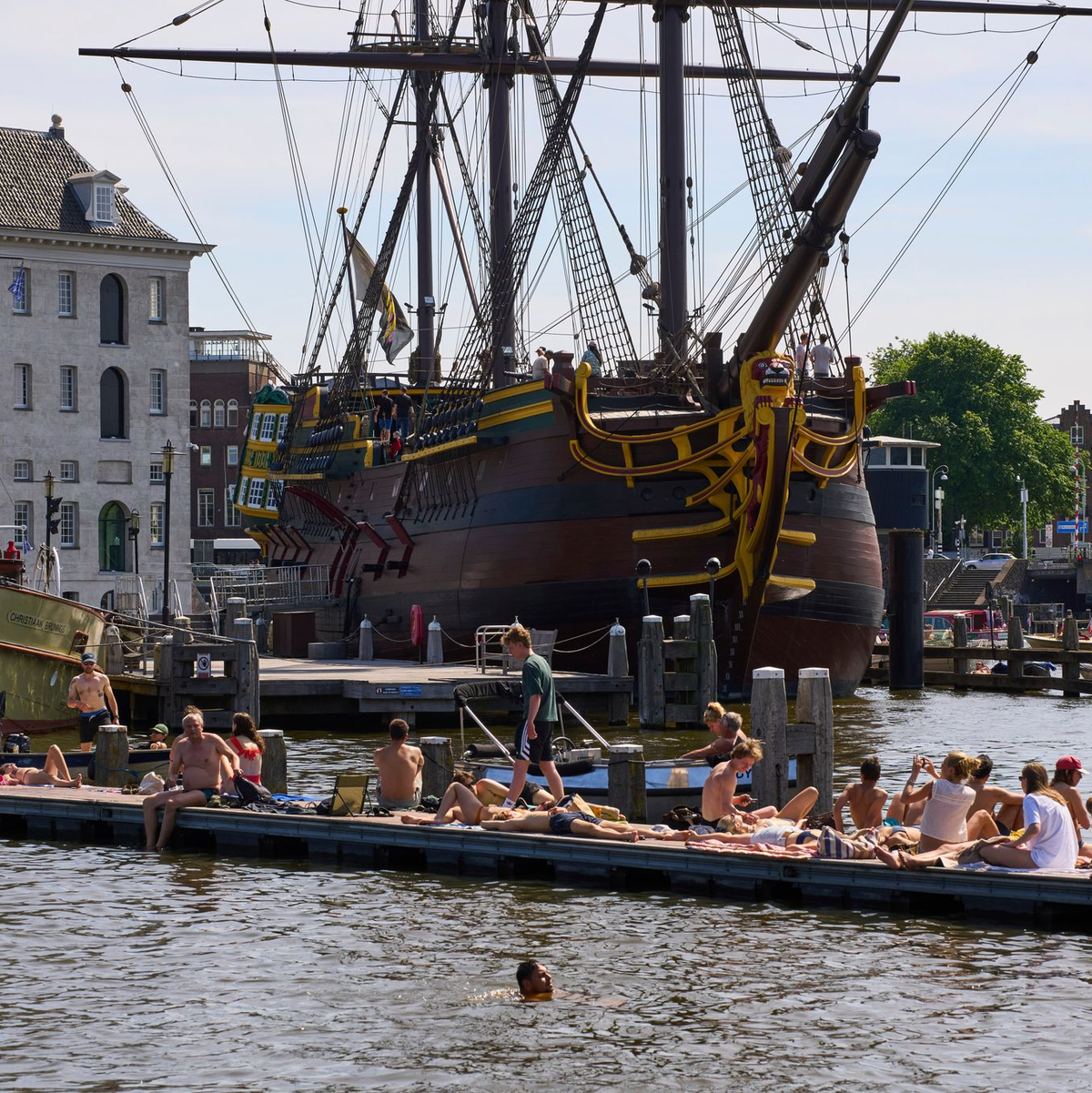 In Amsterdam ist das Schwimmen in den Gewässern mitten in der Stadt möglich. (Archivbild) - Foto: Peter Dejong/AP/dpa