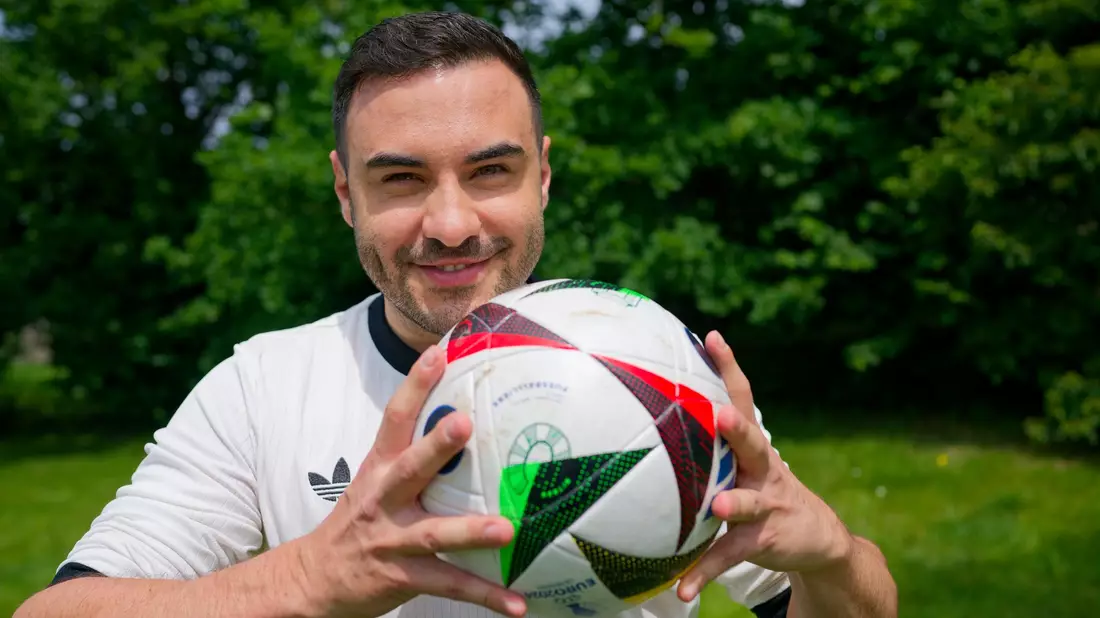 Ganz ohne Fußball geht es aber auch nicht: Lars Steinhöfel unterstützt «tendenziell» den Frauenfußball.  - Bild: Henning Kaiser/dpa