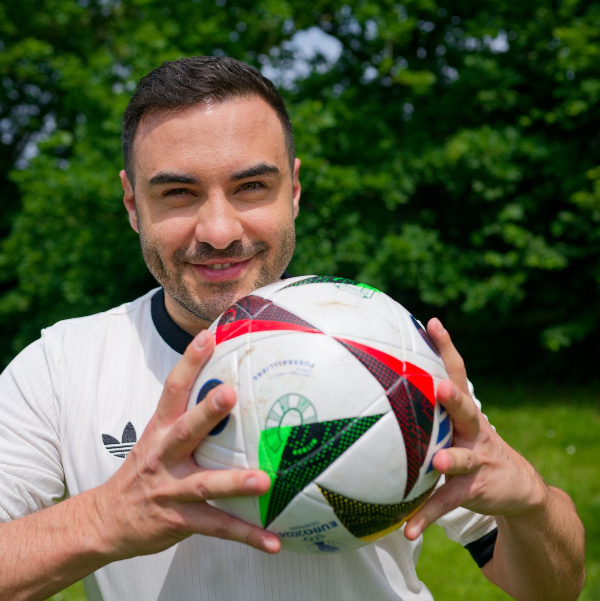 Ganz ohne Fußball geht es aber auch nicht: Lars Steinhöfel unterstützt «tendenziell» den Frauenfußball.  - Foto: Henning Kaiser/dpa