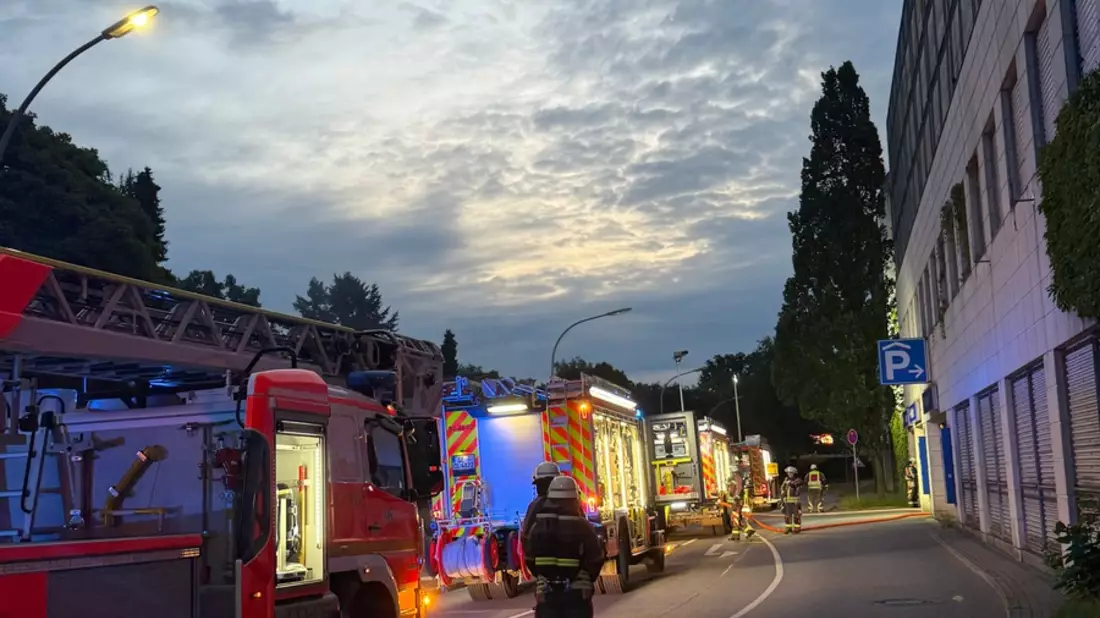 FW Norderstedt: Brand in Tiefgarage in der Berliner Allee - Drei Fahrzeuge vollständig ausgebrannt, rund 70 Einsatzkräfte mehrere Stunden im Einsatz - Bild: presseportal.de
