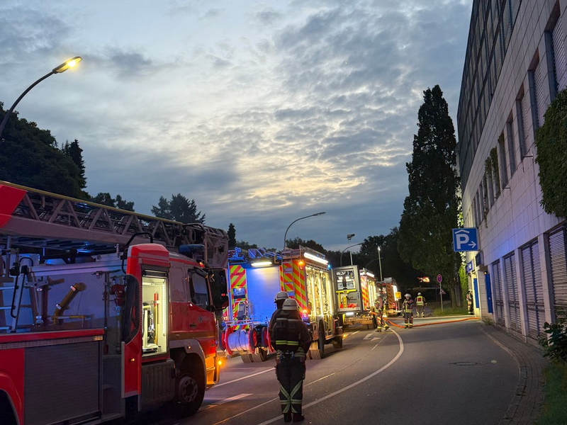 FW Norderstedt: Brand in Tiefgarage in der Berliner Allee - Drei Fahrzeuge vollständig ausgebrannt, rund 70 Einsatzkräfte mehrere Stunden im Einsatz - Foto: presseportal.de