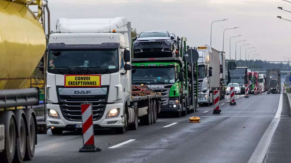Die Wirtschaft befürchtet Verkehrsbehinderungen mit der Einführung von Grenzkontrollen in Polen (Archivbild). - Bild: Frank Hammerschmidt/dpa