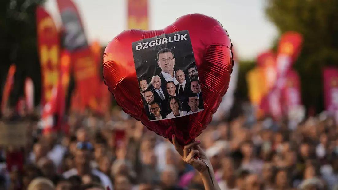 Immer wieder gibt es in der Türkei Demonstrationen für die Freilassung inhaftierter CHP-Politiker wie Ekrem Imamoglu. (Archivbild) - Bild: Khalil Hamra/AP/dpa