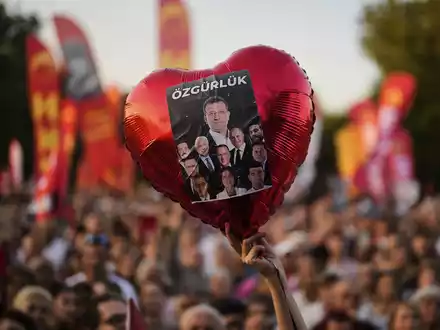 Immer wieder gibt es in der Türkei Demonstrationen für die Freilassung inhaftierter CHP-Politiker wie Ekrem Imamoglu. (Archivbild) - Foto: Khalil Hamra/AP/dpa