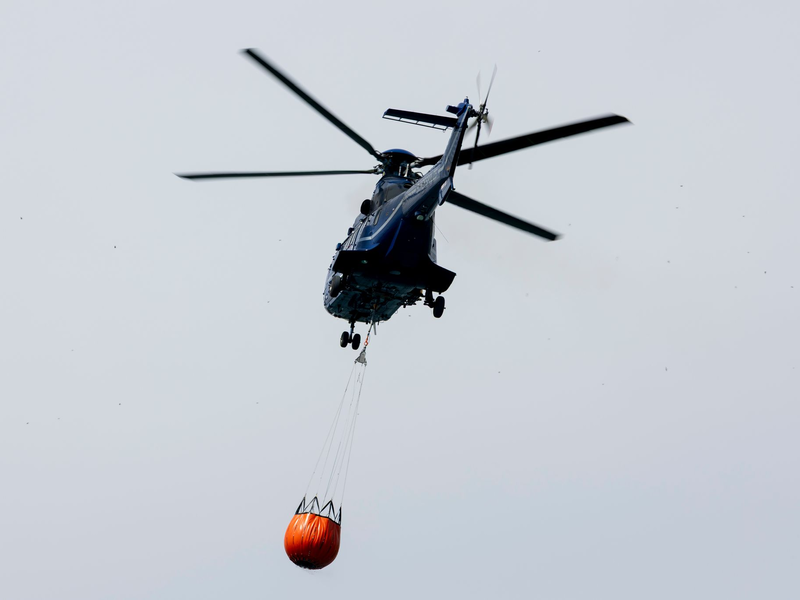Seit Tagen läuft der Einsatz gegen den Waldbrand auf dem ehemaligen Truppenübungsplatz. - Foto: Daniel Wagner/dpa