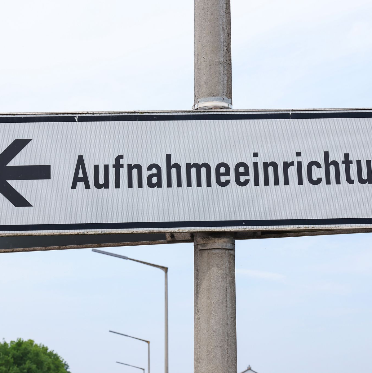 Zuerst werden die Asylbewerber in den Erstaufnahmeeinrichtungen der Länder untergebracht. (Symbolbild) - Foto: Daniel Löb/dpa