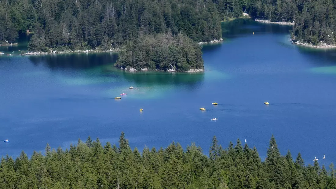 Im Eibsee sind ein Mann und sein Sohn untergegangen. (Symboldbild) - Bild: Angelika Warmuth/dpa
