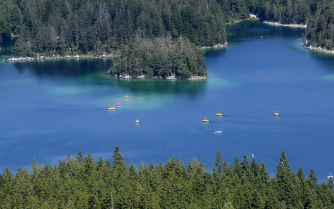Im Eibsee sind ein Mann und sein Sohn untergegangen. (Symboldbild) - Foto: Angelika Warmuth/dpa