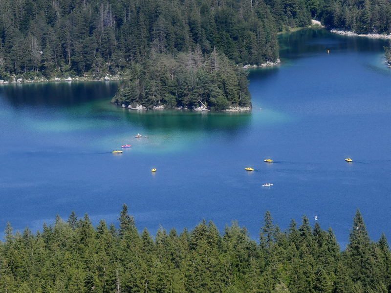 Im Eibsee sind ein Mann und sein Sohn untergegangen. (Symboldbild) - Foto: Angelika Warmuth/dpa