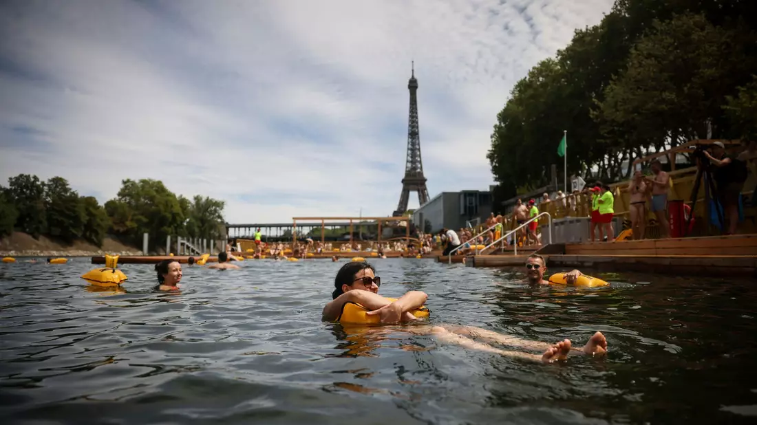 Menschen an der Badestelle Grenelle an der Seine. - Bild: Thomas Padilla/AP/dpa