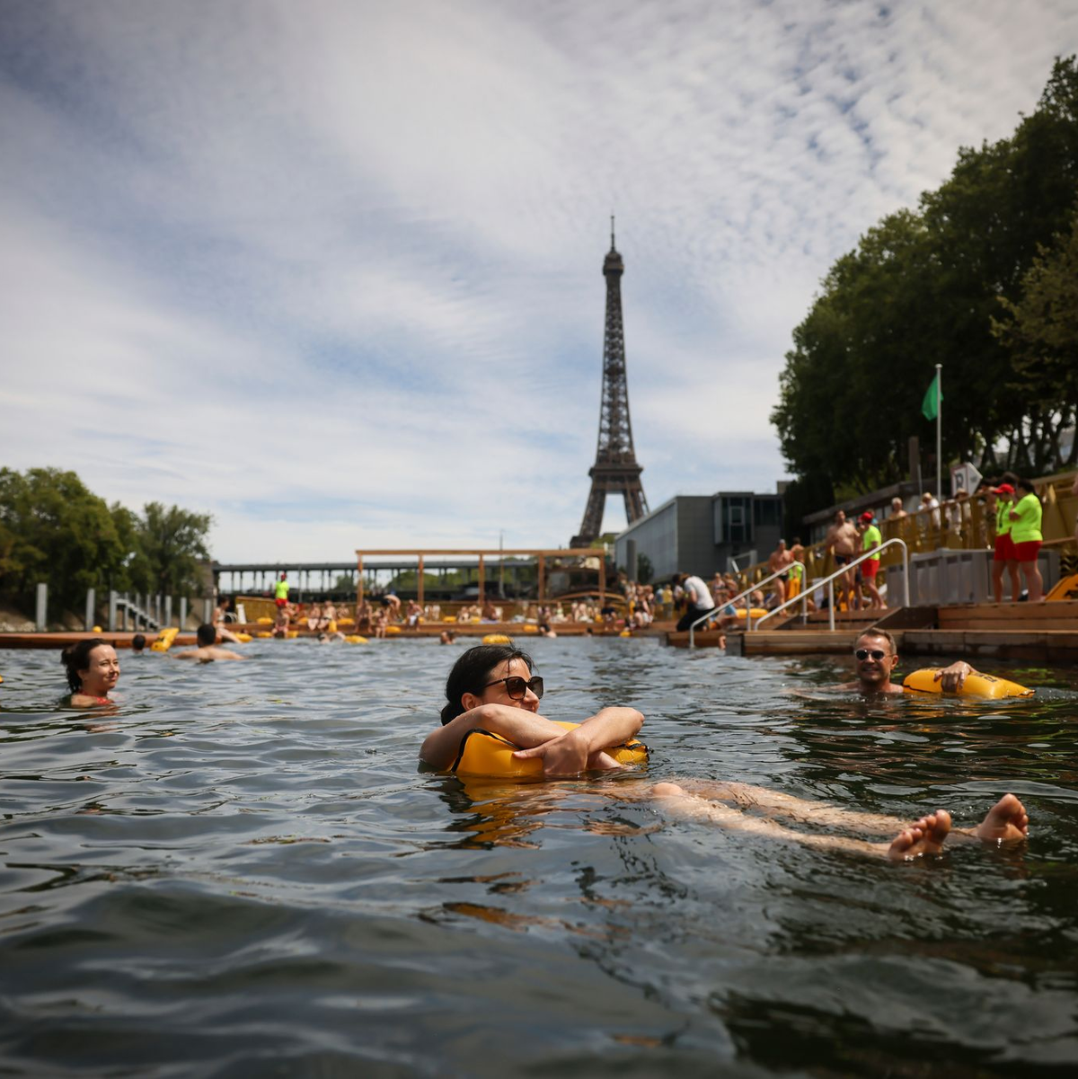 Menschen an der Badestelle Grenelle an der Seine. - Foto: Thomas Padilla/AP/dpa