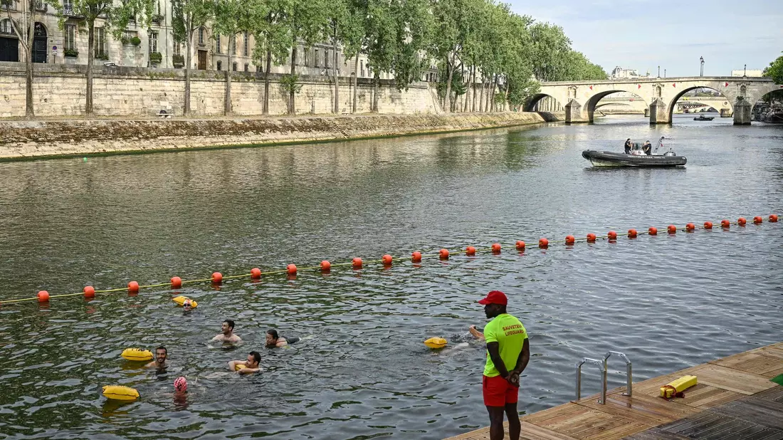 Zur Eröffnung der drei neuen Freibäder in der Seine standen die ersten Schwimmerinnen und Schwimmer schon morgens Schlange. - Bild: Julien De Rosa/AFP/dpa
