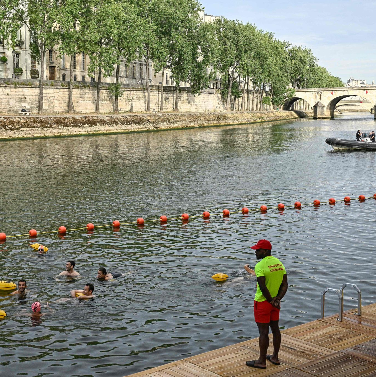 Zur Eröffnung der drei neuen Freibäder in der Seine standen die ersten Schwimmerinnen und Schwimmer schon morgens Schlange. - Foto: Julien De Rosa/AFP/dpa