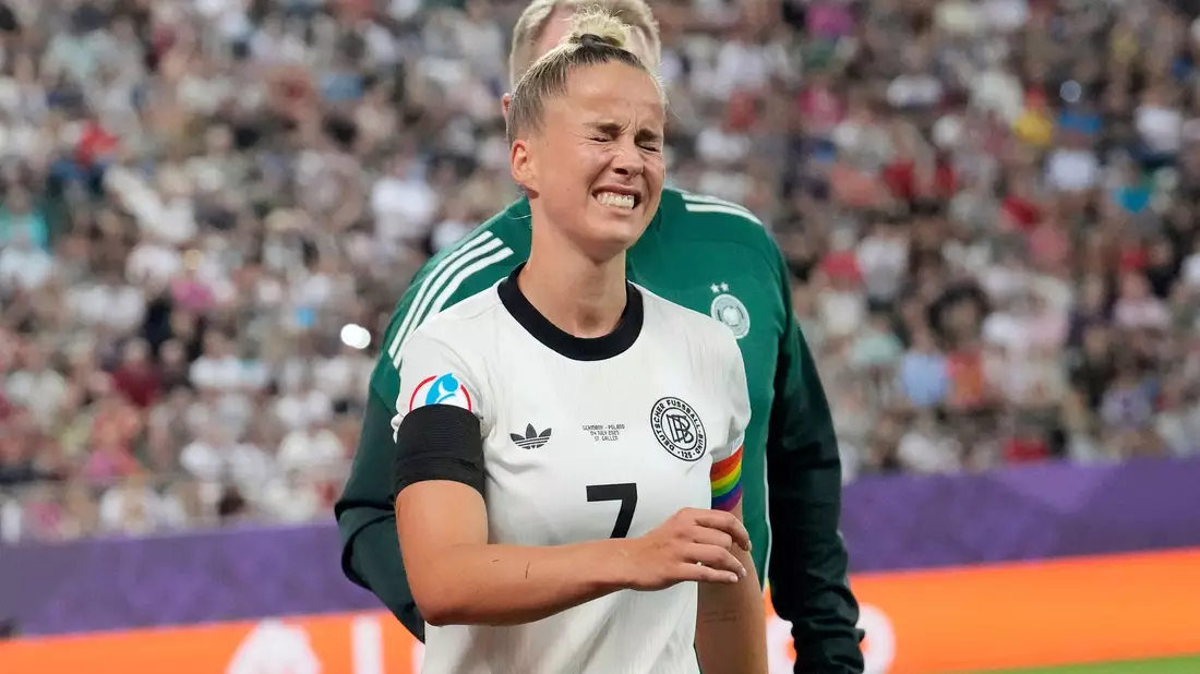 Giulia Gwinn hat sich beim EM-Auftakt schwer verletzt.  - Bild: Martin Meissner/AP/dpa