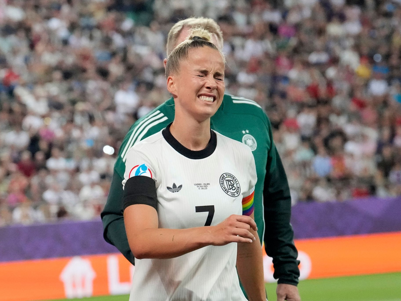 Giulia Gwinn hat sich beim EM-Auftakt schwer verletzt.  - Foto: Martin Meissner/AP/dpa