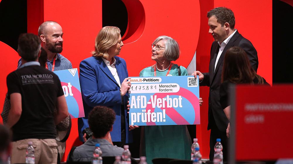 Bärbel Bas und Lars Klingbeil mit Schild zu Petition zu AfD-Verbot (Archiv) - Foto: über dts Nachrichtenagentur