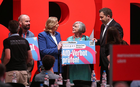Bärbel Bas und Lars Klingbeil mit Schild zu Petition zu AfD-Verbot (Archiv) - Foto: über dts Nachrichtenagentur Bärbel Bas und Lars Klingbeil mit Schild zu Petition zu AfD-Verbot (Archiv) - Foto: über dts Nachrichtenagentur