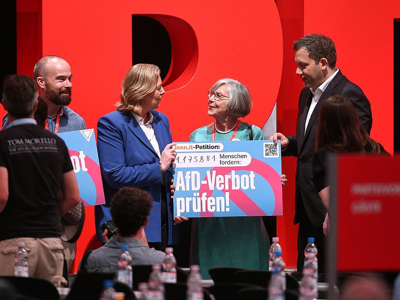 Bärbel Bas und Lars Klingbeil mit Schild zu Petition zu AfD-Verbot (Archiv) - Foto: über dts Nachrichtenagentur