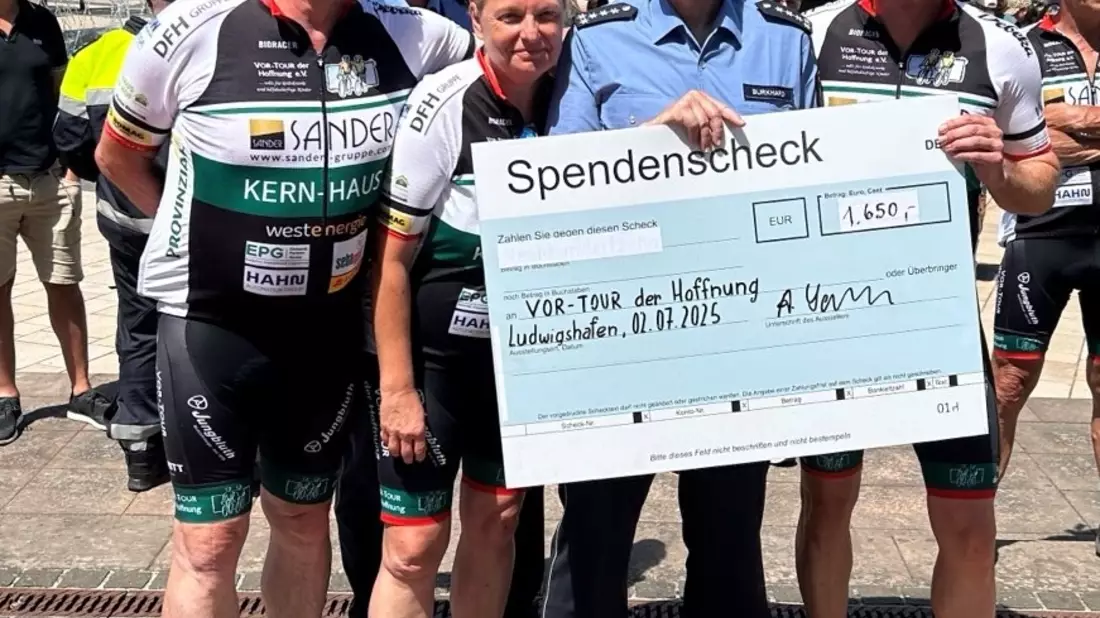 POL-PPRP: Vor-Tour der Hoffnung - Polizeipräsident Andreas Sarter übergibt Spendenscheck - Bild: presseportal.de