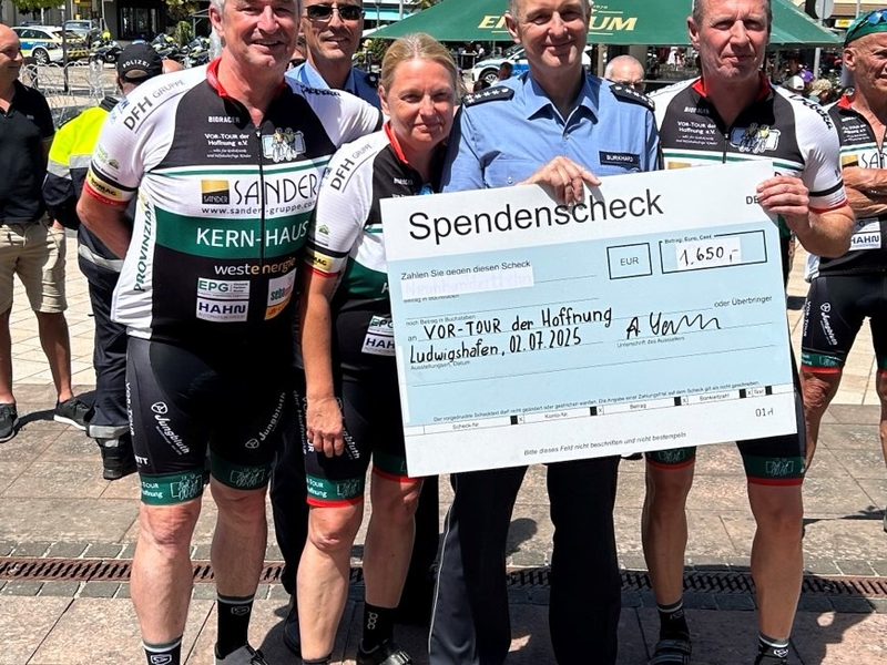 POL-PPRP: Vor-Tour der Hoffnung - Polizeipräsident Andreas Sarter übergibt Spendenscheck - Foto: presseportal.de