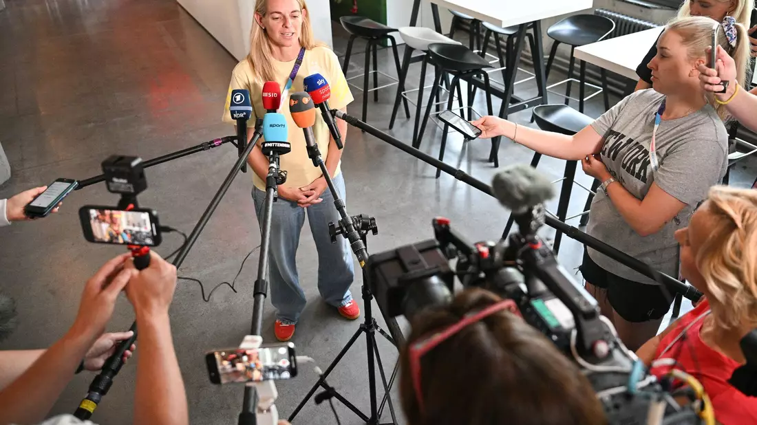 Sportdirektorin Künzer spricht über die Folgen des Gwinn-Ausfalls. - Bild: Sebastian Christoph Gollnow/dpa