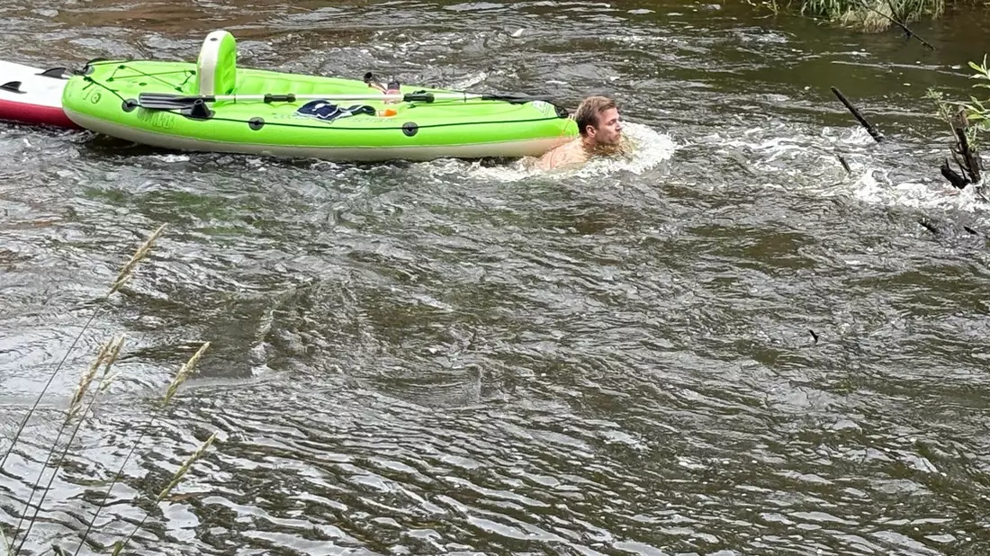 FW-OLL: Feuerwehrmann und Notarzt retten drei Personen aus der Hunte - Strömung wird zur Gefahr für Paddler - Bild: presseportal.de