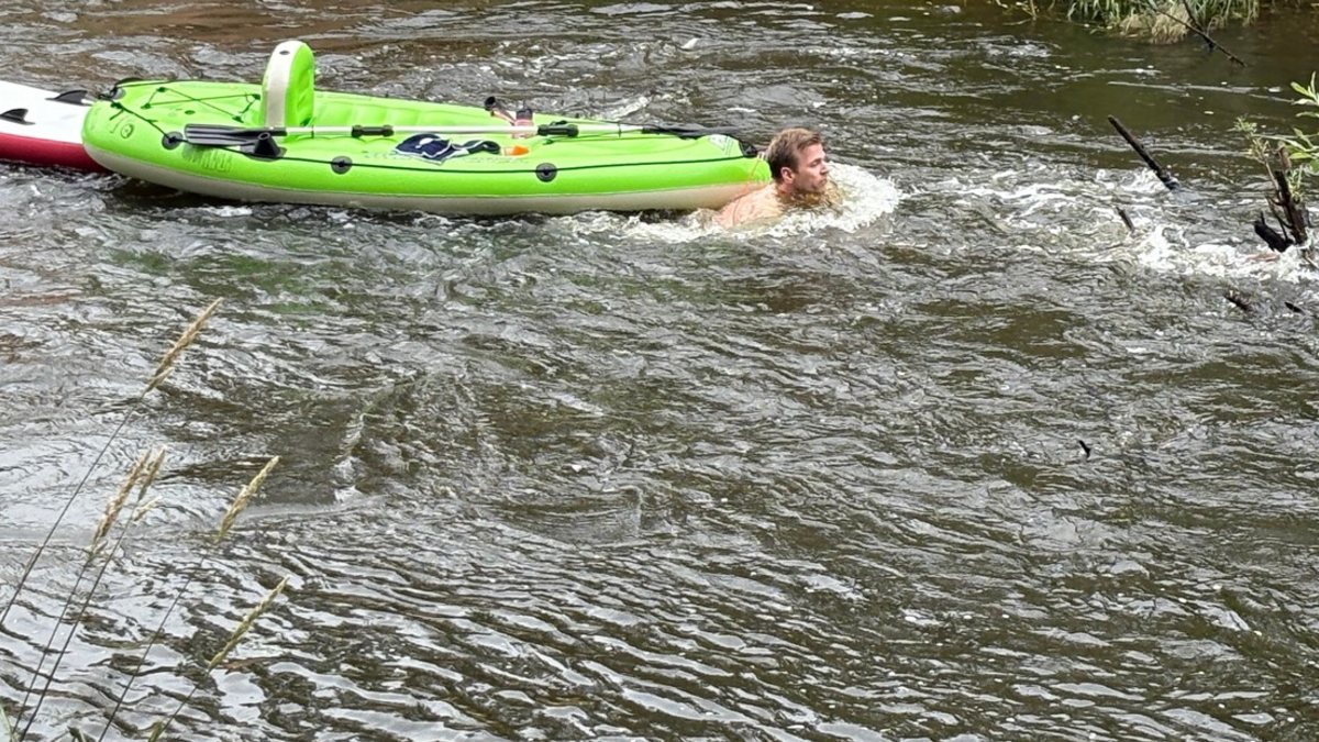 FW-OLL: Feuerwehrmann und Notarzt retten drei Personen aus der Hunte - Strömung wird zur Gefahr für Paddler - Foto: presseportal.de