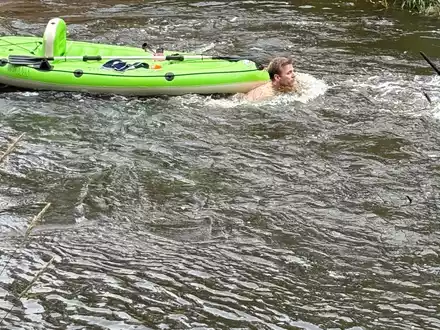 FW-OLL: Feuerwehrmann und Notarzt retten drei Personen aus der Hunte - Strömung wird zur Gefahr für Paddler - Foto: presseportal.de