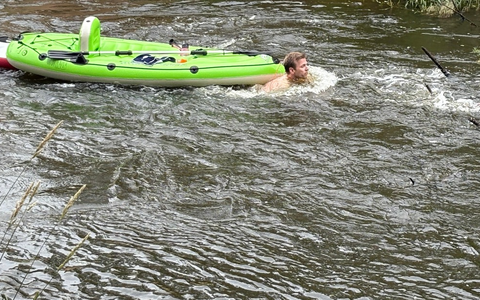 FW-OLL: Feuerwehrmann und Notarzt retten drei Personen aus der Hunte - Strömung wird zur Gefahr für Paddler - Foto: presseportal.de