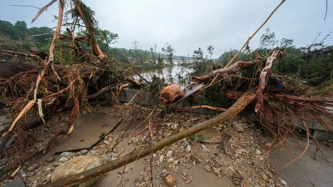 Das Sommercamp trauert um viele tote Mädchen. - Bild: Julio Cortez/AP/dpa