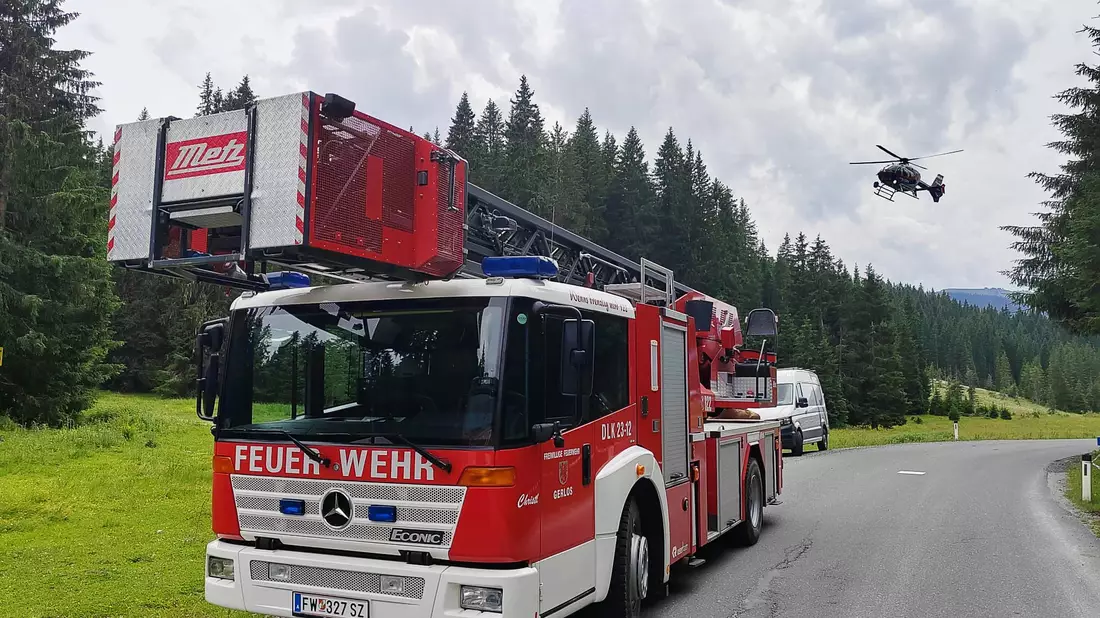 Ein Einsatzfahrzeug der Feuerwehr steht in der Nähe der Absturzstelle eines Kleinflugzeugs im Gemeindegebiet von Krimml.  - Bild: -/News5/dpa