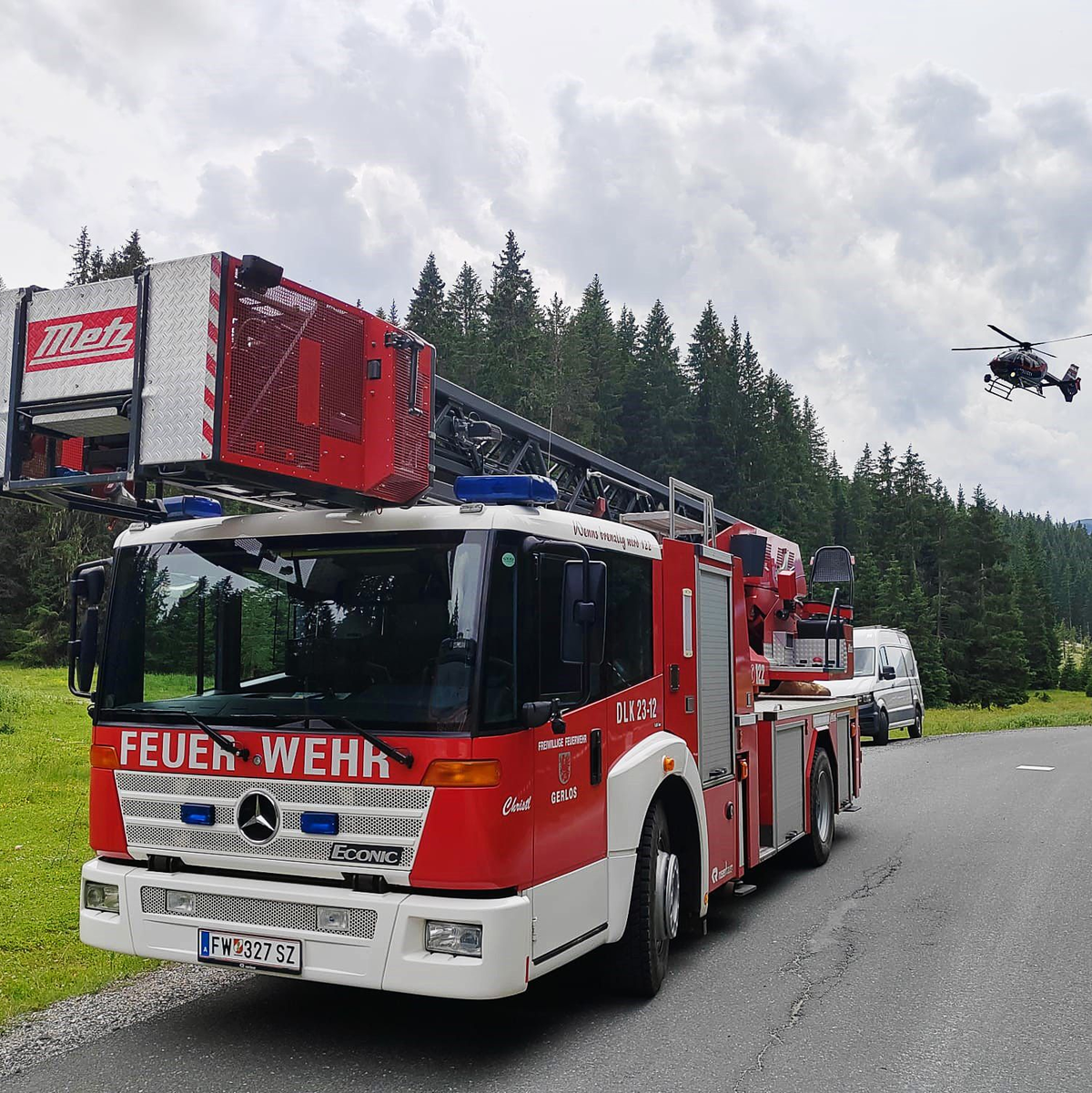 Ein Einsatzfahrzeug der Feuerwehr steht in der Nähe der Absturzstelle eines Kleinflugzeugs im Gemeindegebiet von Krimml.  - Foto: -/News5/dpa