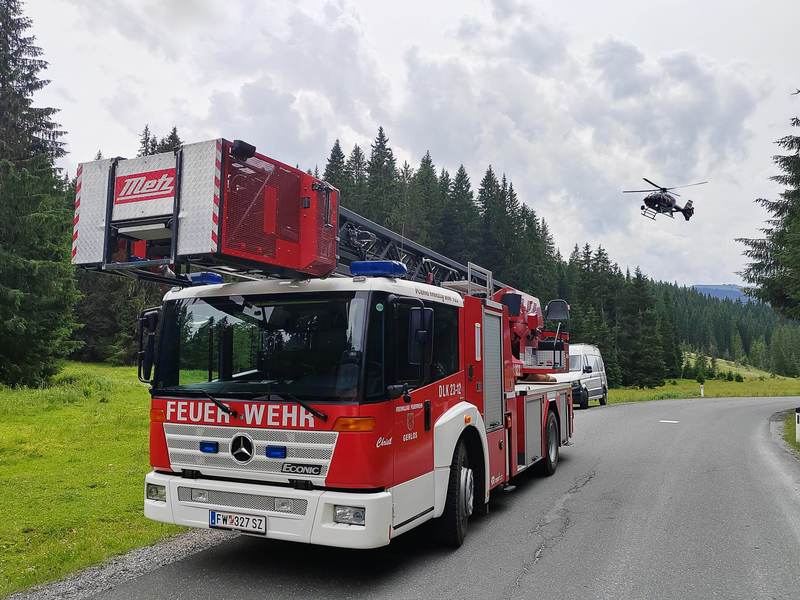 Ein Einsatzfahrzeug der Feuerwehr steht in der Nähe der Absturzstelle eines Kleinflugzeugs im Gemeindegebiet von Krimml.  - Foto: -/News5/dpa