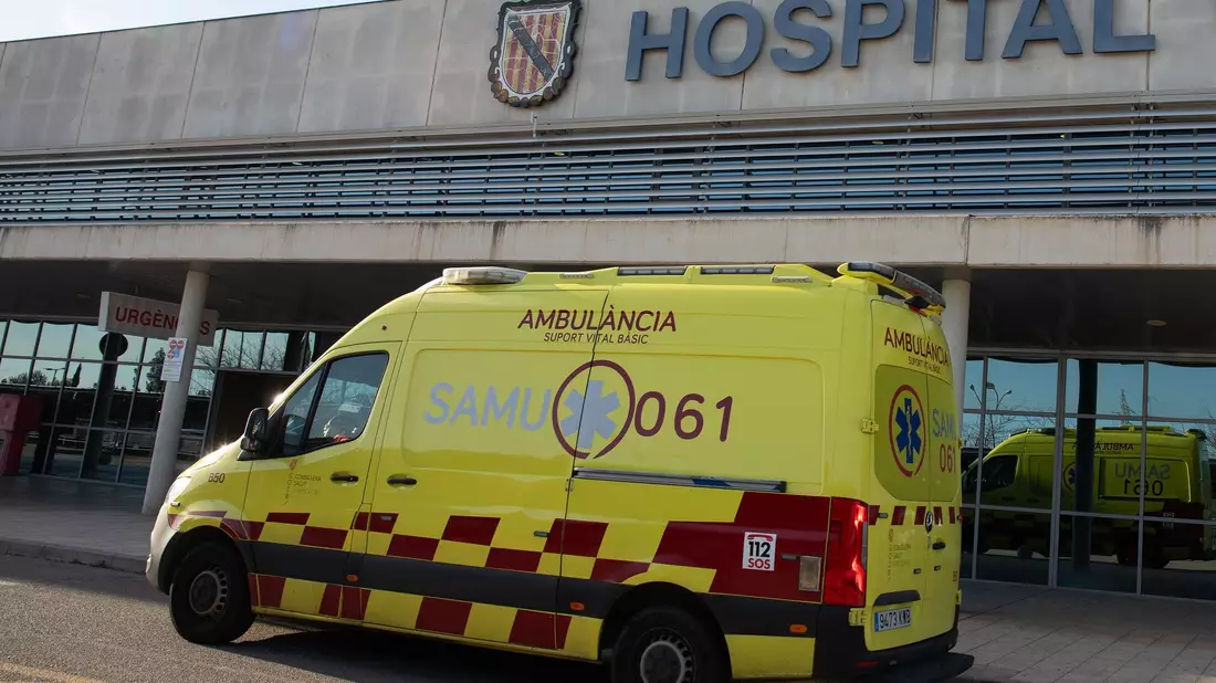 Ein junger Deutscher wurde nach einem Sturz vom Balkon im dritten Stock in kritischem Zustand in ein Krankenhaus auf Mallorca gebracht. - Bild: Clara Margais/dpa