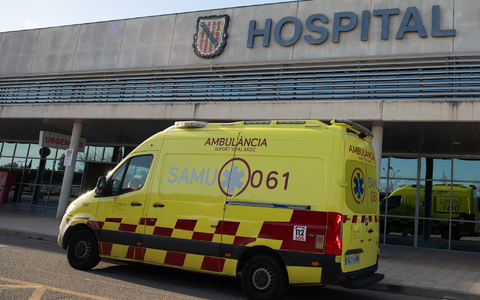 Ein junger Deutscher wurde nach einem Sturz vom Balkon im dritten Stock in kritischem Zustand in ein Krankenhaus auf Mallorca gebracht. - Foto: Clara Margais/dpa