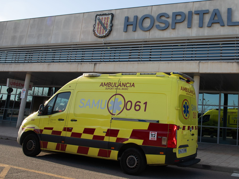 Ein junger Deutscher wurde nach einem Sturz vom Balkon im dritten Stock in kritischem Zustand in ein Krankenhaus auf Mallorca gebracht. - Foto: Clara Margais/dpa