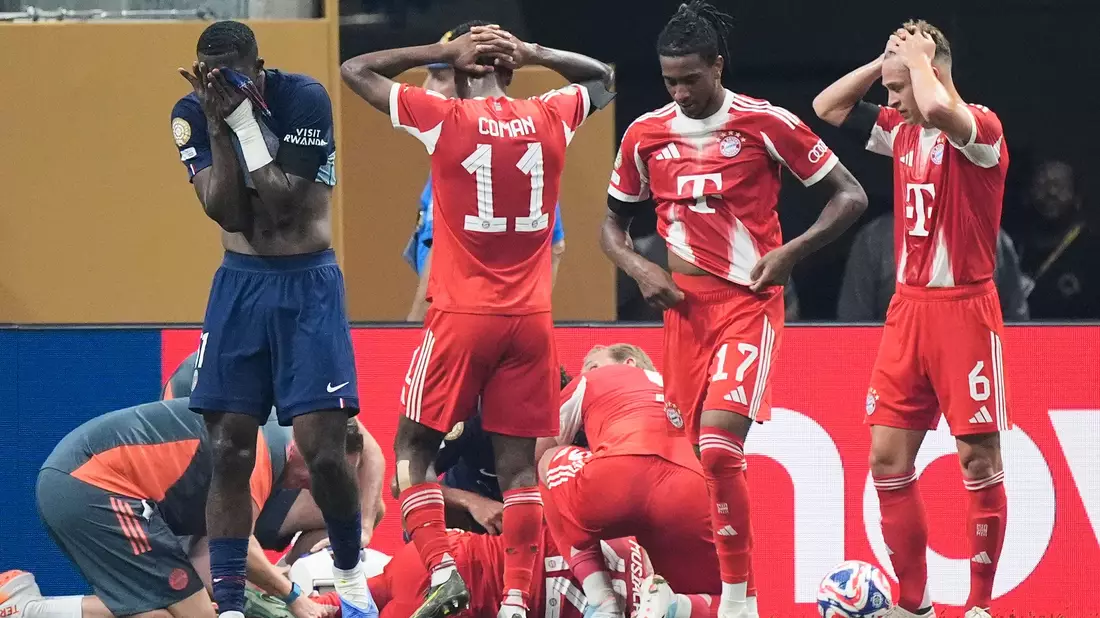 Bestürzte Teamkollegen und Gegenspieler nach der Musiala-Verletzung. - Bild: Mike Stewart/AP/dpa