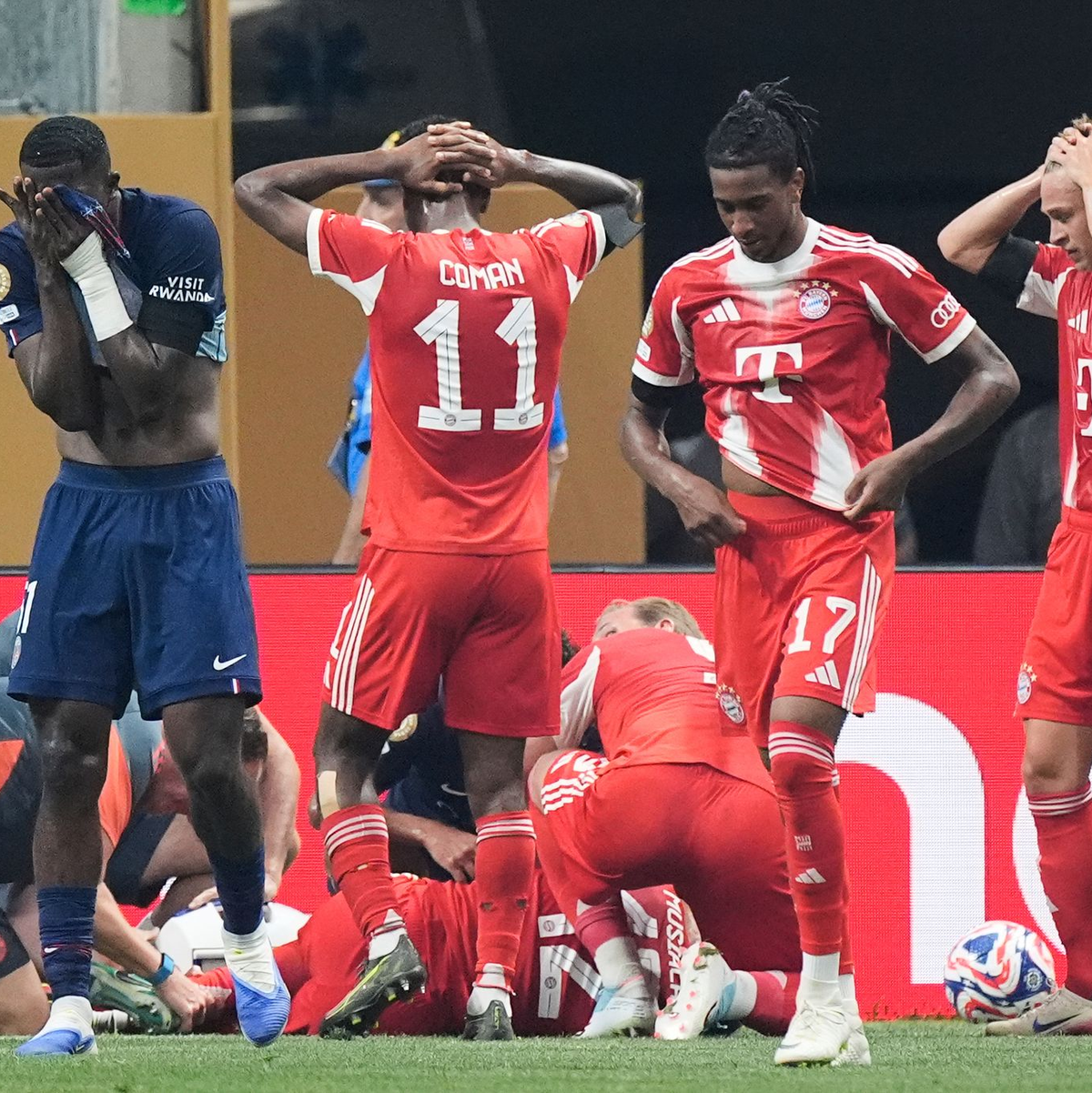 Bestürzte Teamkollegen und Gegenspieler nach der Musiala-Verletzung. - Foto: Mike Stewart/AP/dpa