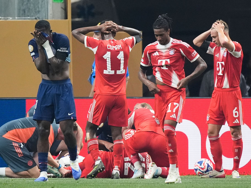 Bestürzte Teamkollegen und Gegenspieler nach der Musiala-Verletzung. - Foto: Mike Stewart/AP/dpa