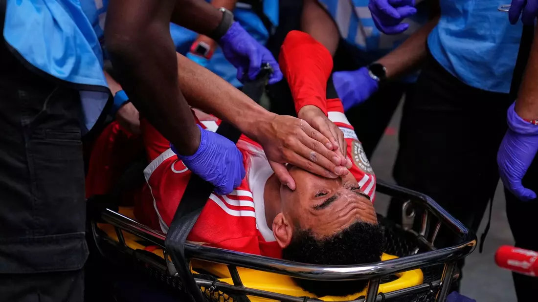 Jamal Musiala muss mit einer Trage abtransportiert werden. - Bild: Brynn Anderson/AP/dpa