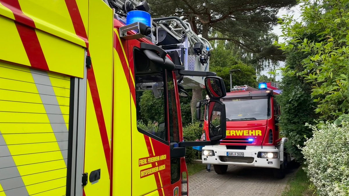 FW-AUR: Holzteile von Hütte und Zaun in Brand - Foto: presseportal.de