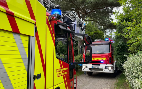 FW-AUR: Holzteile von Hütte und Zaun in Brand - Foto: presseportal.de