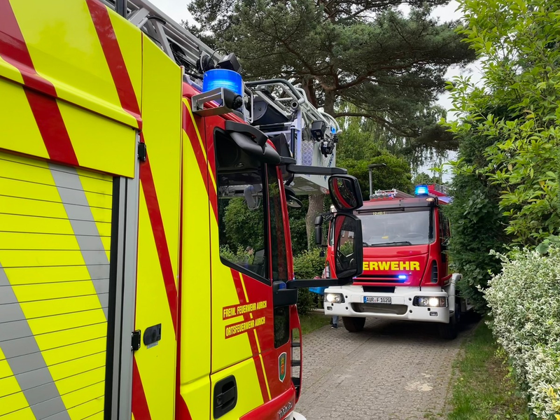 FW-AUR: Holzteile von Hütte und Zaun in Brand - Foto: presseportal.de