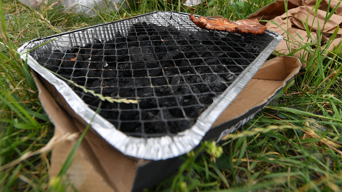 Der Absatz von Einweggrills hat stark zugenommen. (Archivbild) - Foto: Hendrik Schmidt/dpa-Zentralbild/ZB