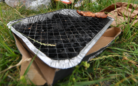 Der Absatz von Einweggrills hat stark zugenommen. (Archivbild) - Foto: Hendrik Schmidt/dpa-Zentralbild/ZB
